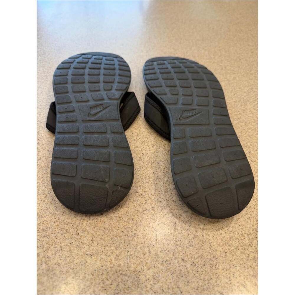 Nike Women's Black and White Flipflops - Picture 6 of 8